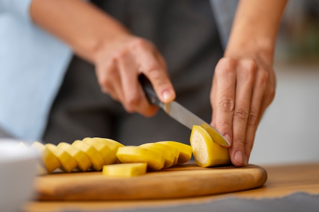 Mulher de vista frontal cortando banana