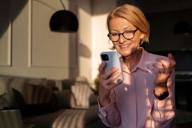 Foto grátis mulher de vista frontal fazendo uma pausa com smartphone