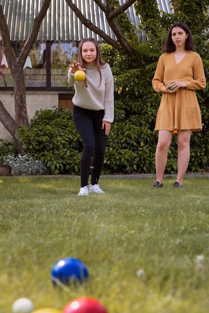 Foto grátis mulher de vista frontal jogando bola amarela