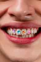 Foto grátis mulher de vista frontal posando com joias dentárias