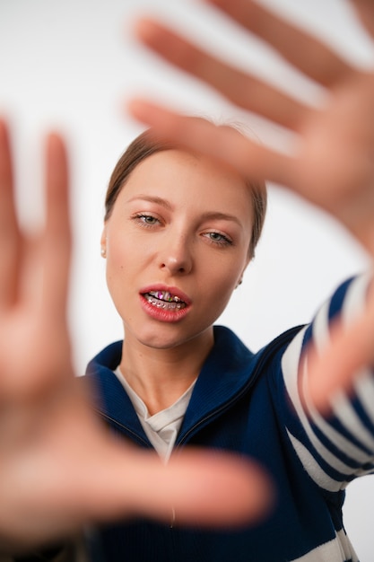 Foto grátis mulher de vista frontal posando com joias dentárias