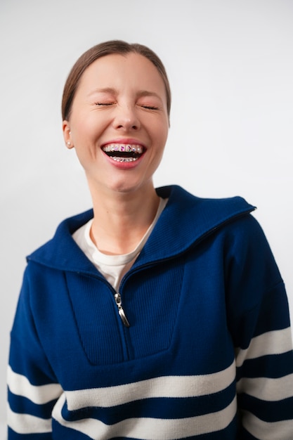 Foto grátis mulher de vista frontal posando com joias dentárias