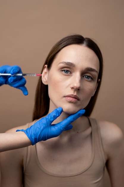 Foto grátis mulher de vista frontal recebendo injeção de prp