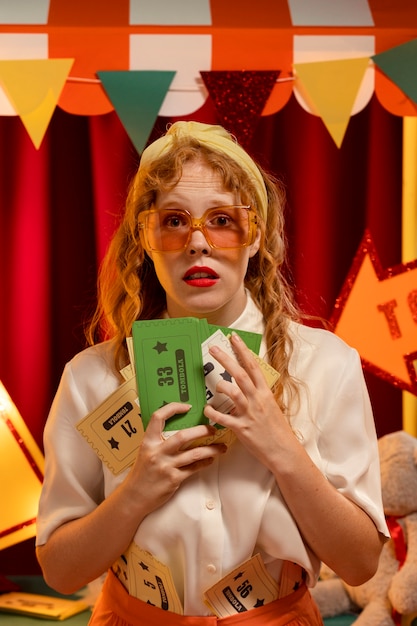 Foto grátis mulher de vista frontal segurando bilhetes de tombola