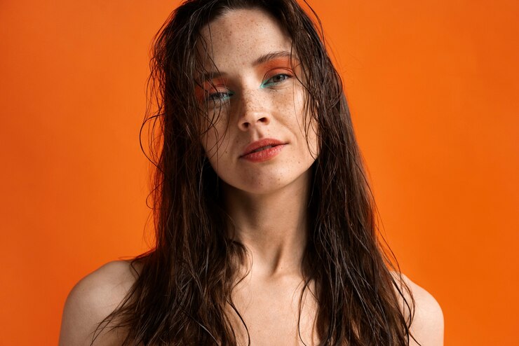Foto grátis mulher de vista frontal usando maquiagem com sobrancelhas grossas