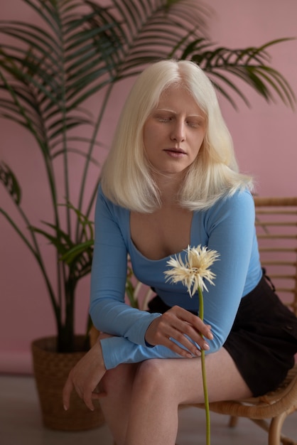 Mulher de vista lateral com albinismo posando no estúdio