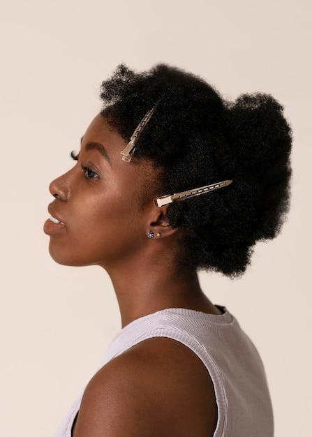 Foto grátis mulher de vista lateral com cabelo afro posando