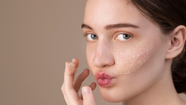 Mulher de vista lateral com gel no rosto