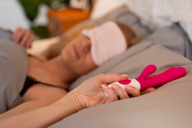 Mulher de vista lateral segurando vibrador