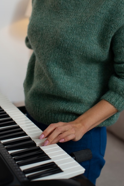 Foto grátis mulher de vista lateral tocando piano