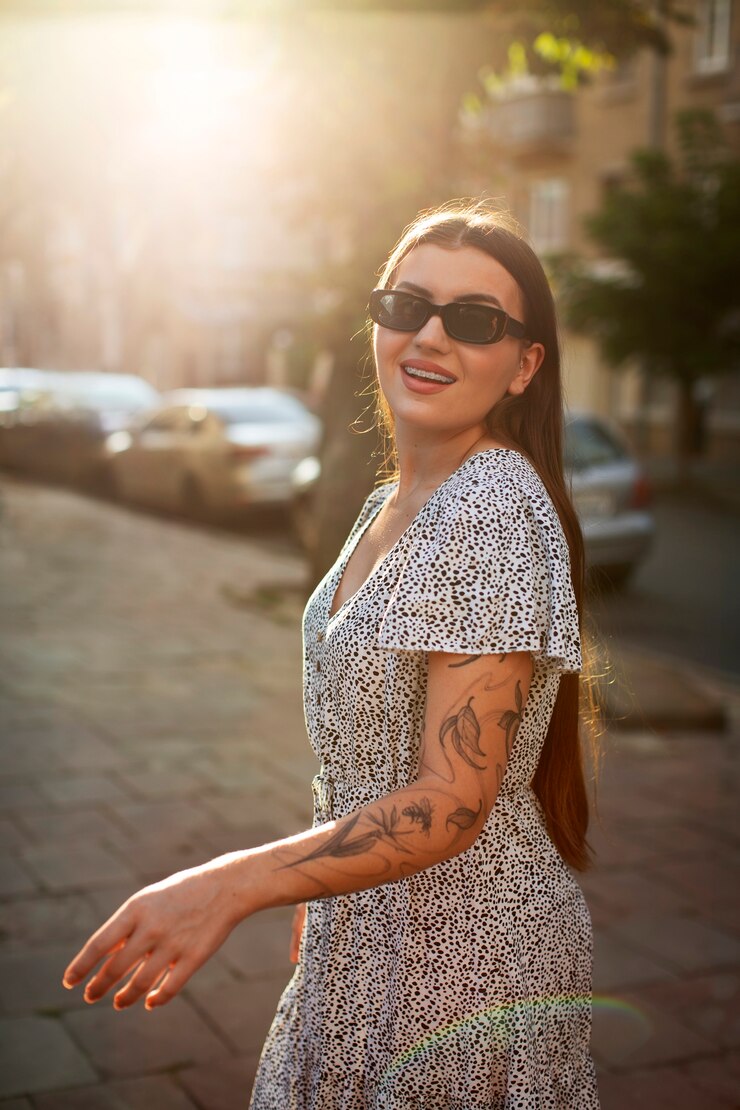 Foto grátis mulher de vista lateral usando lindo vestido de verão