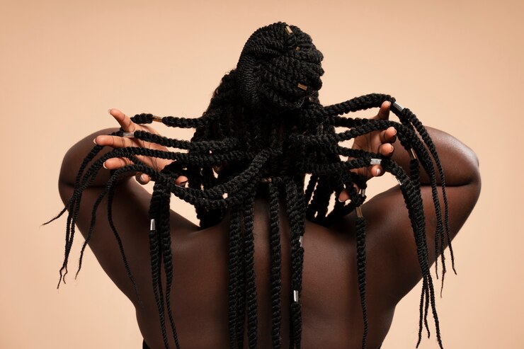 Foto grátis mulher de vista traseira com penteado afro