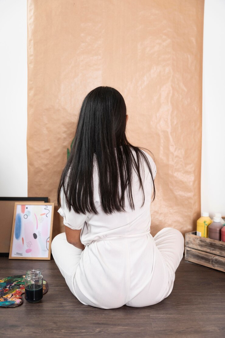Foto grátis mulher de vista traseira posando em casa