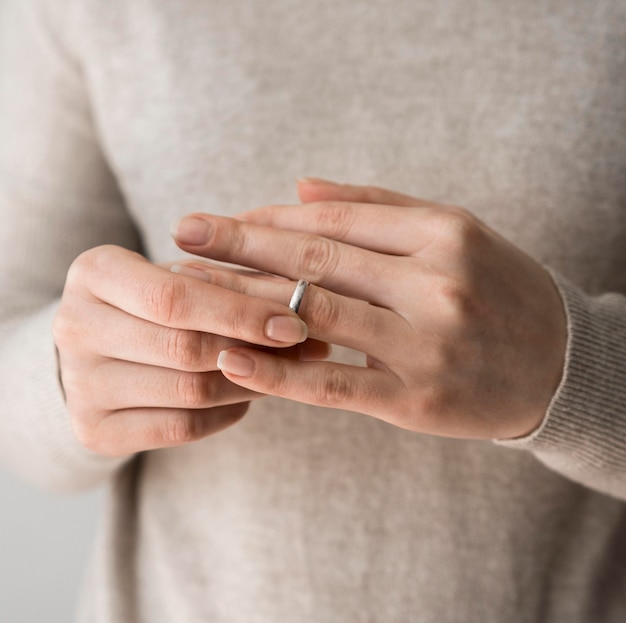 Foto grátis mulher decidiu tirar o anel de casamento