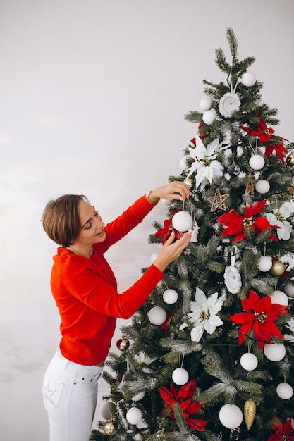 Mulher, decorando, natal, árvore