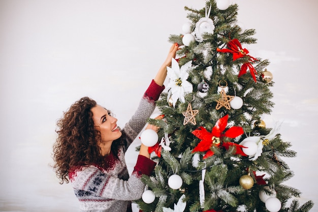 Mulher, decorando, natal, árvore