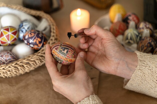 Mulher decorando ovos de páscoa