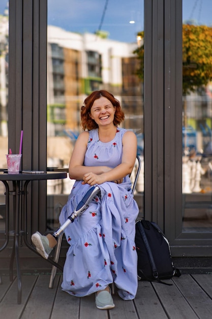 Foto grátis mulher deficiente positiva em um café sorri, ri, aproveita a vida.