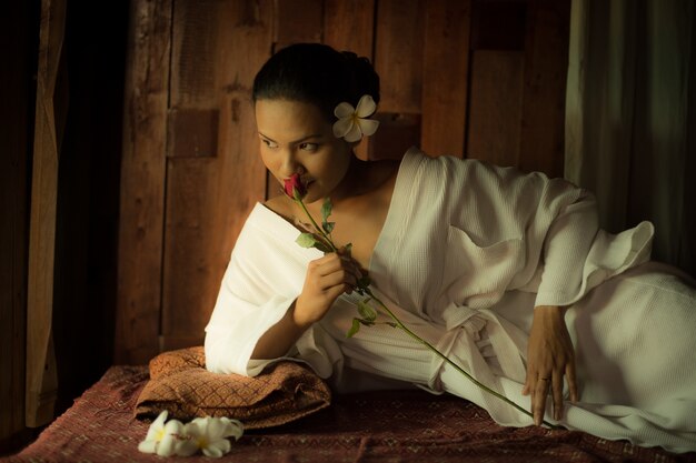 Foto grátis mulher deitada cheira uma flor