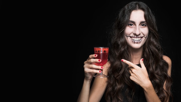 Foto grátis mulher, demonstrar, vidro, com, vermelho, líquido