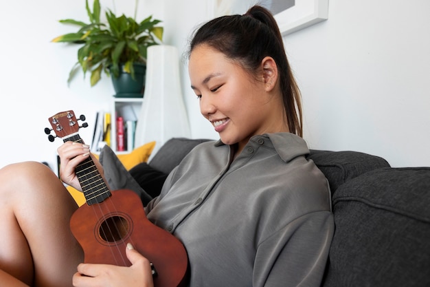 Foto grátis mulher dentro de casa tocando música no bandolim