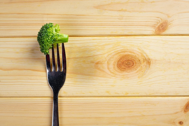 Foto grátis mulher deprimida com fome de fazer dieta