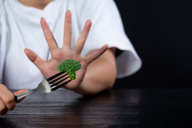 Mulher deprimida com fome de fazer dieta