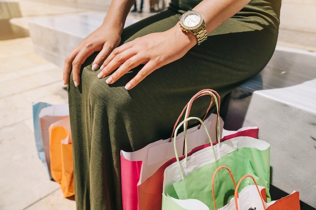 Foto grátis mulher descansando em um banco depois de comprar