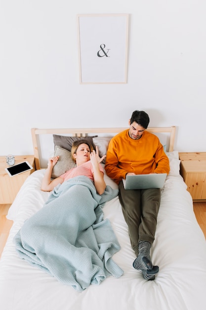 Foto grátis mulher descontente que discute com homem com laptop