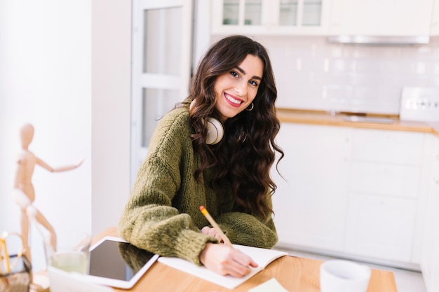 Foto grátis mulher desenhando e olhando câmera