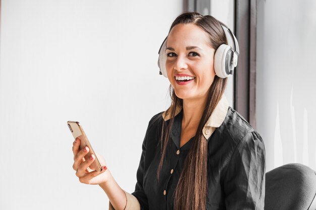 Mulher, desfrutando, algum, música, no trabalho