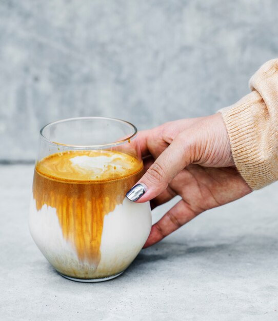 Mulher, desfrutando, café, fim semana