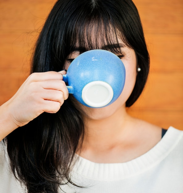 Mulher, desfrutando, café, fim semana