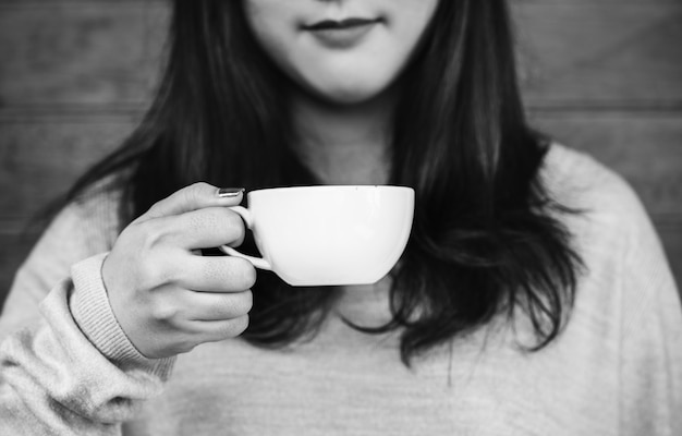 Mulher, desfrutando, café, fim semana