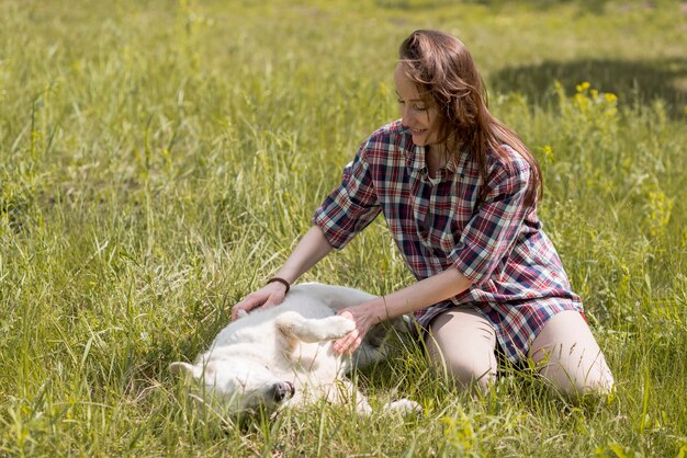 Mulher, desfrutando, com, um, cão, campo