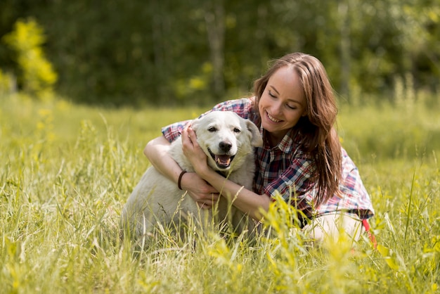 Mulher, desfrutando, com, um, cão, campo