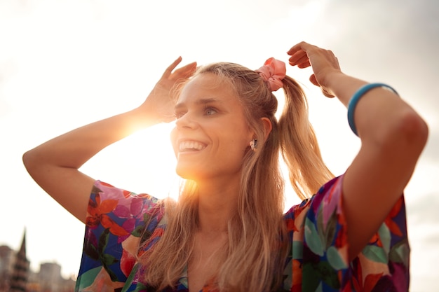 Foto grátis mulher desfrutando da estética do verão dos anos 80