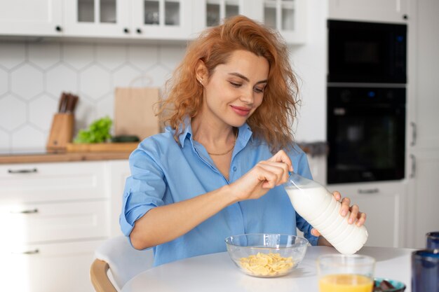 Mulher desfrutando de seu café da manhã