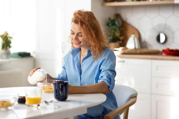 Mulher desfrutando de seu café da manhã