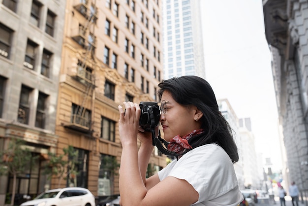 Foto grátis mulher desfrutando de seus hobbies exteriores