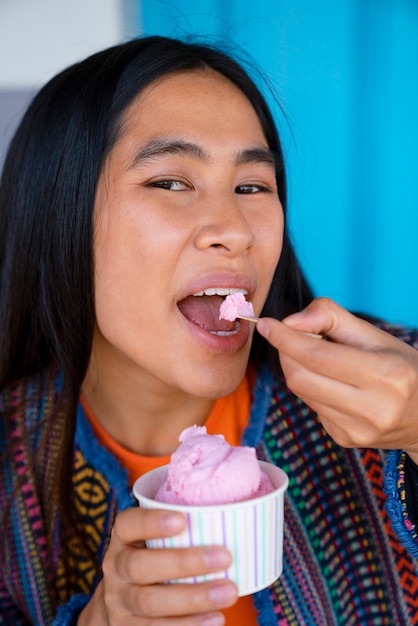 Foto grátis mulher desfrutando de sorvete lá fora