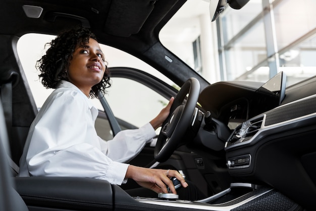 Mulher desfrutando de sua independência financeira ao comprar carro