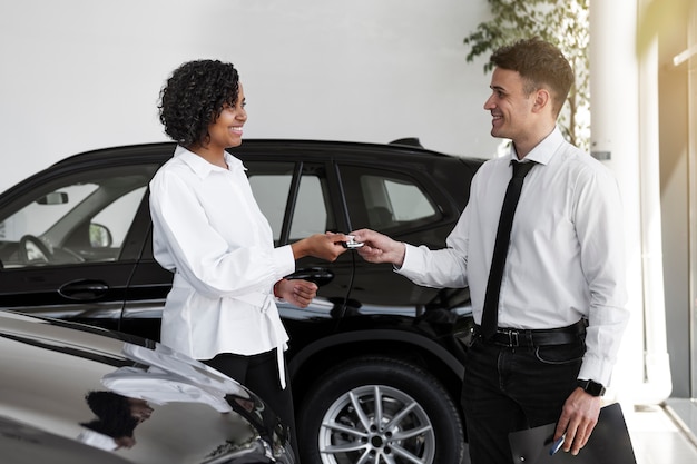 Mulher desfrutando de sua independência financeira enquanto compra carro