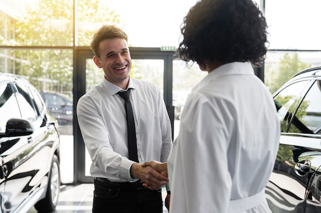 Mulher desfrutando de sua independência financeira enquanto compra carro