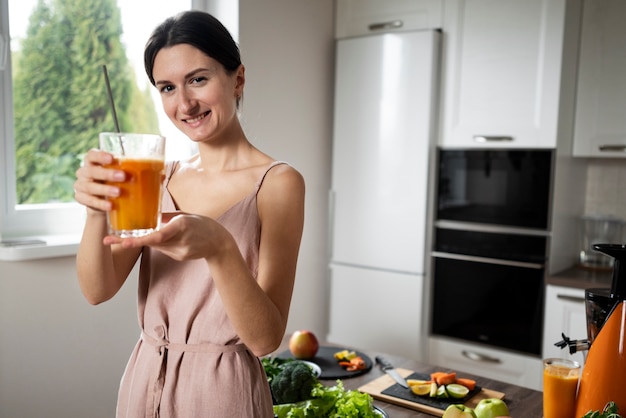 Mulher desfrutando de sua receita de suco