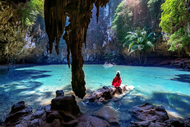 Mulher desfrutando na lagoa da princesa em Railay, Krabi, na Tailândia.