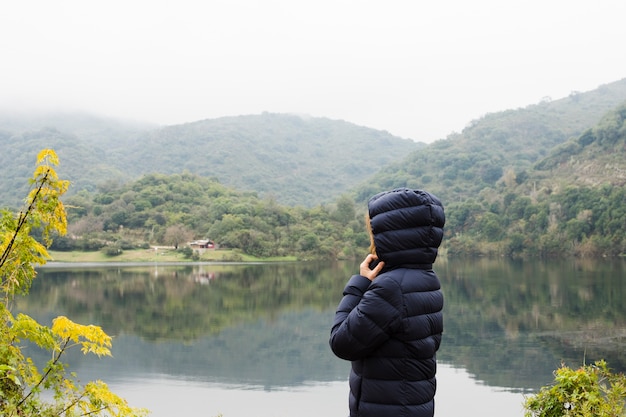 Foto grátis mulher, desfrutando, paisagem, por, a, lago