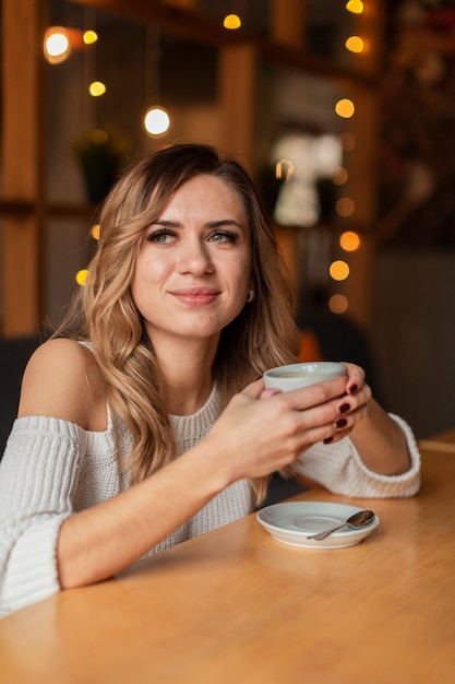 Mulher, desfrutando, xícara café