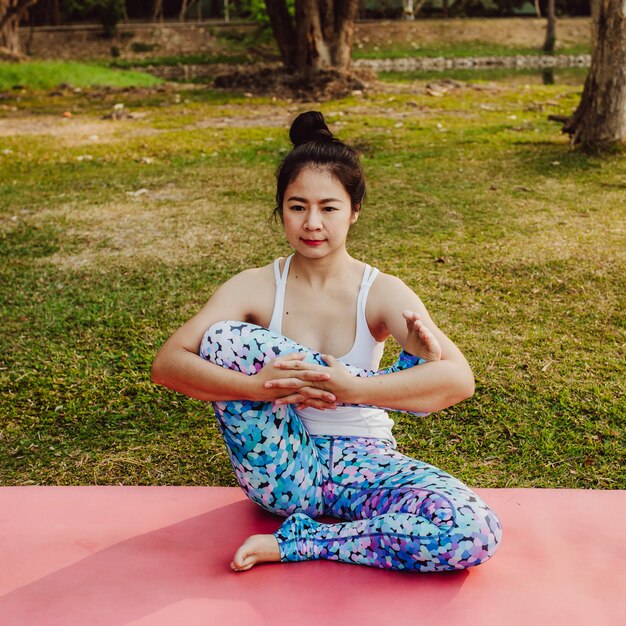 Mulher desfrutando yoga e natureza