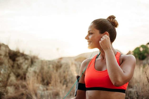 Foto grátis mulher desportiva ao ar livre com fones de ouvido